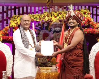 The High Commissioner of Mauritius in India, Mr. Jagdishwar Goburdhun signed the official paperwork to open a Nithyananda Gurukul and Nithyananda University in Mauritius. After signing the sacred agreement he said about his meeting with His Holiness, "I am so blessed to meet my Guru on Guru Poornima. I am the luckiest person in the world."