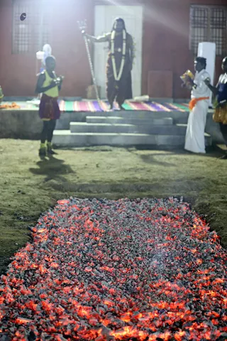 http://nithyananda.org/sites/default/files/photo-gallery/2018-01-Jan-03-nithyananda-diary_tiruvannamalai-aadheenam_fire-walking-lemon-piercing_7T7A3808.jpg