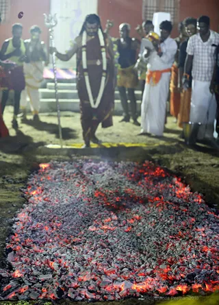 http://nithyananda.org/sites/default/files/photo-gallery/2018-01-Jan-03-nithyananda-diary_tiruvannamalai-aadheenam_fire-walking-lemon-piercing_7T7A3847.jpg