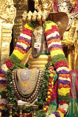 http://nithyananda.org/sites/default/files/photo-gallery/2018-08Aug-17-nithyananda-diary_bengaluru-aadheenam_uttamotama-seva_7T9A1894.JPG