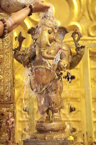 https://nithyananda.org/sites/default/files/photo-gallery/2018-08Aug-22-nithyananda-diary_bengaluru-aadheenam_uttamotama-seva-ganesha-abhishekam_7T9A2777.jpg?1536666906