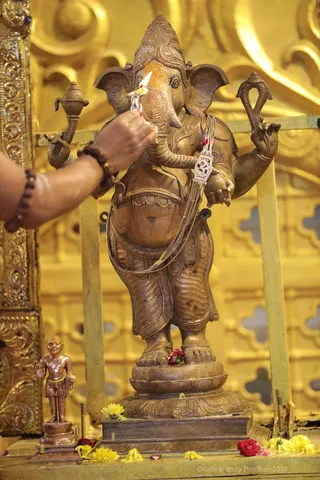 https://nithyananda.org/sites/default/files/photo-gallery/2018-08Aug-22-nithyananda-diary_bengaluru-aadheenam_uttamotama-seva-ganesha-abhishekam_7T9A2783.jpg?1536666907