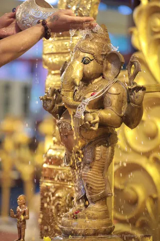 https://nithyananda.org/sites/default/files/photo-gallery/2018-08Aug-22-nithyananda-diary_bengaluru-aadheenam_uttamotama-seva-ganesha-abhishekam_7T9A2784.jpg?1536666907