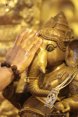 https://nithyananda.org/sites/default/files/photo-gallery/2018-08Aug-22-nithyananda-diary_bengaluru-aadheenam_uttamotama-seva-ganesha-abhishekam_7T9A2805.jpg?1536666907