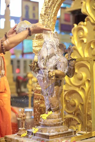 https://nithyananda.org/sites/default/files/photo-gallery/2018-08Aug-22-nithyananda-diary_bengaluru-aadheenam_uttamotama-seva-ganesha-abhishekam_7T9A2818.jpg?1536666908