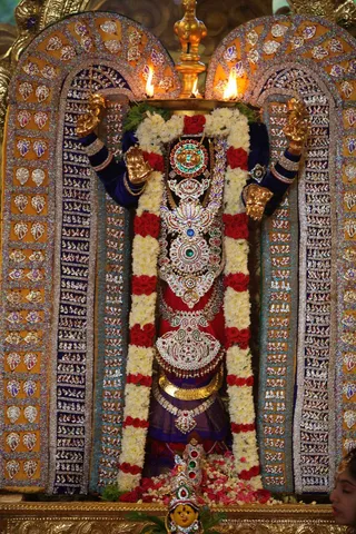 https://nithyananda.org/sites/default/files/photo-gallery/2018-08Aug-25-nithyananda-diary_bengaluru-aadheenam_uttamotama-seva-vara-mahalakshmi-abhishekam_IMG_2746.jpg?1536219183