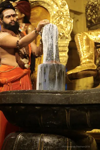 https://nithyananda.org/sites/default/files/photo-gallery/2018-08Aug-28-nithyananda-diary_bengaluru-aadheenam_uttamotama-seva-subramnya-abhishekam_7T9A2698.jpg?1536671688