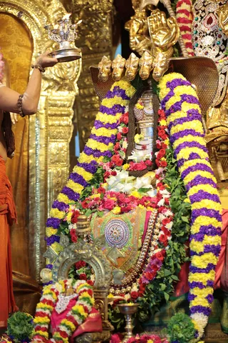 https://nithyananda.org/sites/default/files/photo-gallery/2018-08Aug-29-nithyananda-diary_bengaluru-aadheenam_uttamotama-seva-dhara-patra-thirumanjana_7T7A6957.jpg?1536673616