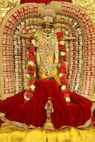 https://nithyananda.org/sites/default/files/photo-gallery/2018-08Aug-31-nithyananda-diary_bengaluru-aadheenam_uttamotama-seva-meenakshi-archana_7T9A3769.jpg?1536732930