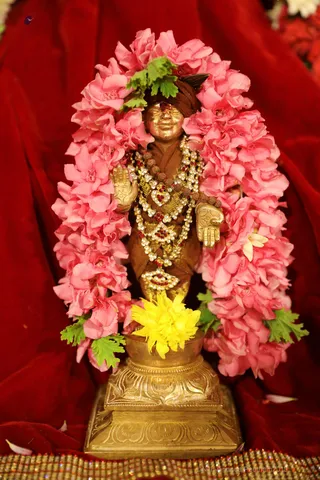 https://nithyananda.org/sites/default/files/photo-gallery/2018-08Aug-31-nithyananda-diary_bengaluru-aadheenam_uttamotama-seva-meenakshi-archana_7T9A3794.jpg?1536732930