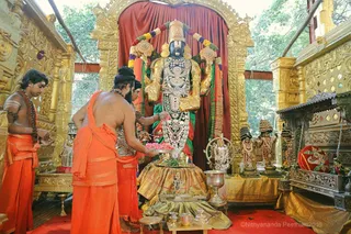 http://nithyananda.org/sites/default/files/photo-gallery/2018-09Sep-22-nithyananda-diary_bengaluru-aadheenam_uttamotama-seva_7T9A6372.JPG