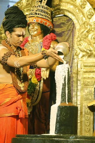 http://nithyananda.org/sites/default/files/photo-gallery/2018-10Oct-01-nithyananda-diary_bengaluru-aadheenam_uttamotama-seva_7T9A8533.JPG