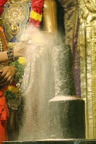 http://nithyananda.org/sites/default/files/photo-gallery/2018-10Oct-01-nithyananda-diary_bengaluru-aadheenam_uttamotama-seva_7T9A8546.JPG