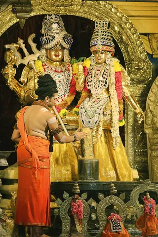 http://nithyananda.org/sites/default/files/photo-gallery/2018-10Oct-01-nithyananda-diary_bengaluru-aadheenam_uttamotama-seva_7T9A8562.JPG