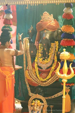 http://nithyananda.org/sites/default/files/photo-gallery/2018-10Oct-03-nithyananda-diary_bengaluru-aadheenam_uttamotama-seva_7T9A9111.JPG