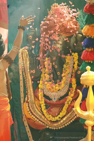 http://nithyananda.org/sites/default/files/photo-gallery/2018-10Oct-03-nithyananda-diary_bengaluru-aadheenam_uttamotama-seva_7T9A9136.JPG