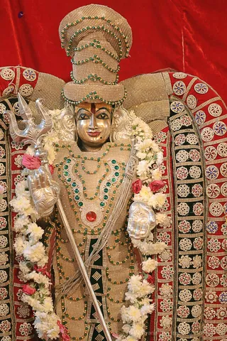 http://nithyananda.org/sites/default/files/photo-gallery/2018-10Oct-08-nithyananda-diary_bengaluru-aadheenam_uttamotama-seva_7T9A9453.JPG