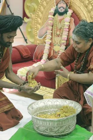 http://nithyananda.org/sites/default/files/photo-gallery/2018-10Oct-08-nithyananda-diary_bengaluru-aadheenam_uttamotama-seva_7T9A9756.JPG