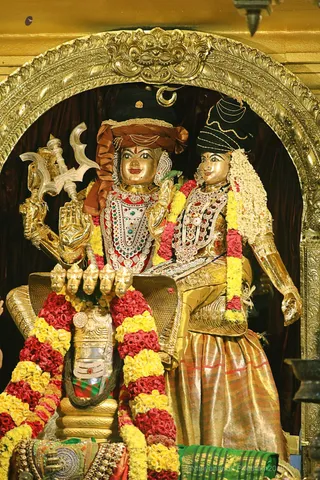 http://nithyananda.org/sites/default/files/photo-gallery/2018-10Oct-09-nithyananda-diary_bengaluru-aadheenam_uttamotama-seva_7T9A0216.JPG