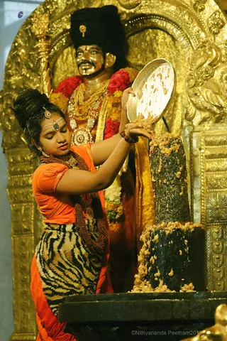 http://nithyananda.org/sites/default/files/photo-gallery/2018-10Oct-10-nithyananda-diary_bengaluru-aadheenam_uttamotama-seva_7T9A0418.JPG