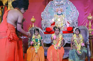 http://nithyananda.org/sites/default/files/photo-gallery/2018-10Oct-12-nithyananda-diary_bengaluru-aadheenam_uttamotama-seva_7T9A9487.JPG