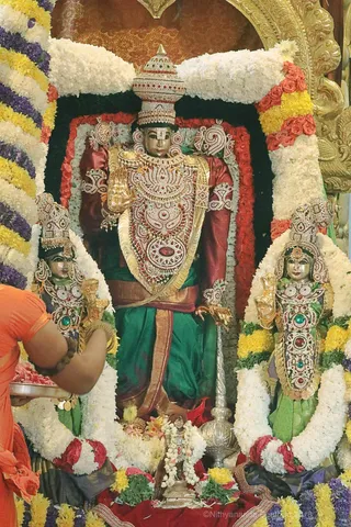 http://nithyananda.org/sites/default/files/photo-gallery/2018-10Oct-13-nithyananda-diary_bengaluru-aadheenam_uttamotama-seva_7T9A9749.JPG