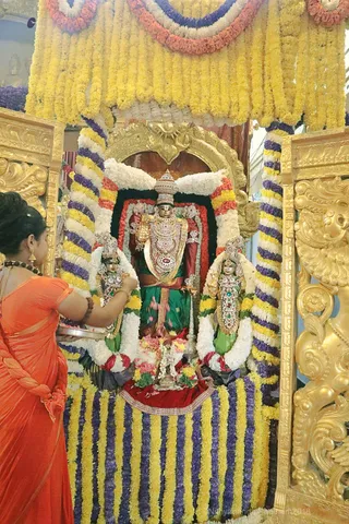 http://nithyananda.org/sites/default/files/photo-gallery/2018-10Oct-13-nithyananda-diary_bengaluru-aadheenam_uttamotama-seva_7T9A9758.JPG