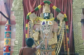 http://nithyananda.org/sites/default/files/photo-gallery/2018-10Oct-13-nithyananda-diary_bengaluru-aadheenam_uttamotama-seva_7T9A9762.JPG