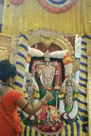 http://nithyananda.org/sites/default/files/photo-gallery/2018-10Oct-13-nithyananda-diary_bengaluru-aadheenam_uttamotama-seva_7T9A9773.JPG