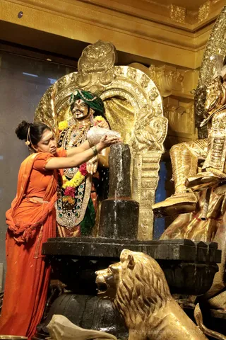 http://nithyananda.org/sites/default/files/photo-gallery/2018-10Oct-14-nithyananda-diary_bengaluru-aadheenam_uttamotama-seva_7T9A0290.JPG
