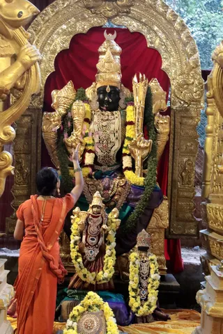 http://nithyananda.org/sites/default/files/photo-gallery/2018-10Oct-14-nithyananda-diary_bengaluru-aadheenam_uttamotama-seva_7T9A0328.JPG