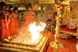 http://nithyananda.org/sites/default/files/photo-gallery/2018-10Oct-14-nithyananda-diary_bengaluru-aadheenam_uttamotama-seva_7T9A0686.JPG