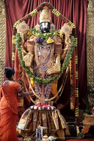http://nithyananda.org/sites/default/files/photo-gallery/2018-10Oct-15-nithyananda-diary_bengaluru-aadheenam_uttamotama-seva_7T9A0800.JPG