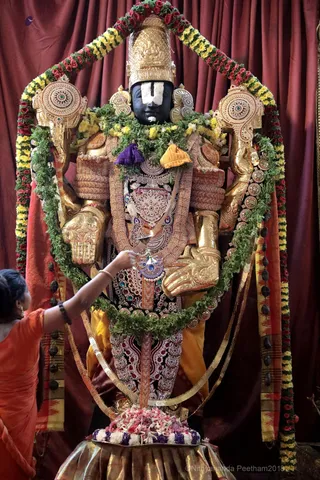 http://nithyananda.org/sites/default/files/photo-gallery/2018-10Oct-15-nithyananda-diary_bengaluru-aadheenam_uttamotama-seva_7T9A0808.JPG