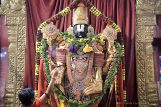 http://nithyananda.org/sites/default/files/photo-gallery/2018-10Oct-15-nithyananda-diary_bengaluru-aadheenam_uttamotama-seva_7T9A0812.JPG