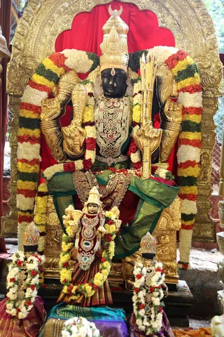 http://nithyananda.org/sites/default/files/photo-gallery/2018-10Oct-15-nithyananda-diary_bengaluru-aadheenam_uttamotama-seva_7T9A0940.JPG