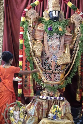 http://nithyananda.org/sites/default/files/photo-gallery/2018-10Oct-16-nithyananda-diary_bengaluru-aadheenam_uttamotama-seva_7T7A1276.JPG