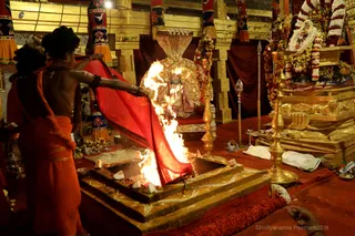 http://nithyananda.org/sites/default/files/photo-gallery/2018-10Oct-16-nithyananda-diary_bengaluru-aadheenam_uttamotama-seva_7T9A1706.JPG