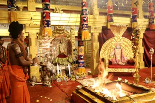 http://nithyananda.org/sites/default/files/photo-gallery/2018-10Oct-16-nithyananda-diary_bengaluru-aadheenam_uttamotama-seva_7T9A1722.JPG