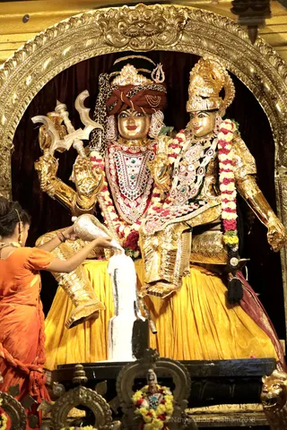 http://nithyananda.org/sites/default/files/photo-gallery/2018-10Oct-17-nithyananda-diary_bengaluru-aadheenam_uttamotama-seva_7T7A1854.JPG