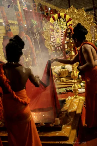 http://nithyananda.org/sites/default/files/photo-gallery/2018-10Oct-17-nithyananda-diary_bengaluru-aadheenam_uttamotama-seva_7T9A2605.JPG