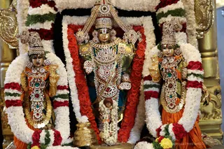 http://nithyananda.org/sites/default/files/photo-gallery/2018-10Oct-18-nithyananda-diary_bengaluru-aadheenam_uttamotama-seva_7T7A2678.JPG