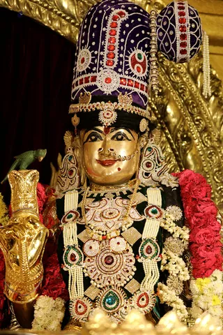 http://nithyananda.org/sites/default/files/photo-gallery/2018-10Oct-18-nithyananda-diary_bengaluru-aadheenam_uttamotama-seva_7T7A3075.JPG