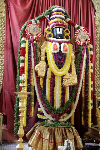 http://nithyananda.org/sites/default/files/photo-gallery/2018-10Oct-19-nithyananda-diary_bengaluru-aadheenam_uttamotama-seva_7T9A3475.JPG