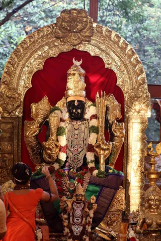 http://nithyananda.org/sites/default/files/photo-gallery/2018-10Oct-26-nithyananda-diary_bengaluru-aadheenam_uttamotama-seva_7T7A5689.JPG