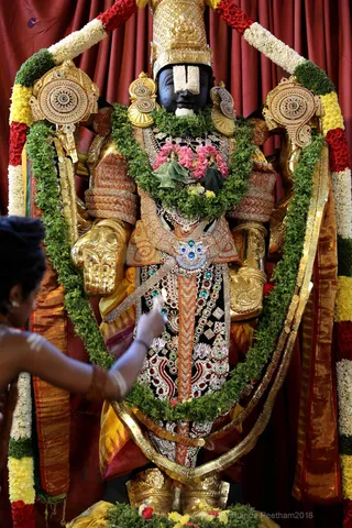 http://nithyananda.org/sites/default/files/photo-gallery/2018-10Oct-27-nithyananda-diary_bengaluru-aadheenam_uttamotama-seva_7T9A9545.JPG