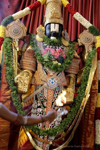 http://nithyananda.org/sites/default/files/photo-gallery/2018-10Oct-27-nithyananda-diary_bengaluru-aadheenam_uttamotama-seva_7T9A9549.JPG