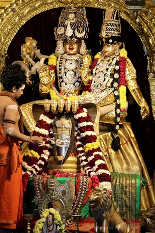 http://nithyananda.org/sites/default/files/photo-gallery/2018-11Nov-03-nithyananda-diary_bengaluru-aadheenam_uttamotama-seva_7T9A0082.JPG
