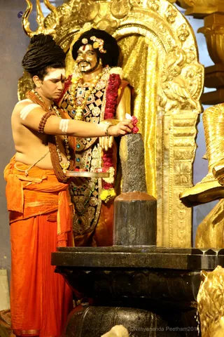 http://nithyananda.org/sites/default/files/photo-gallery/2018-11Nov-03-nithyananda-diary_bengaluru-aadheenam_uttamotama-seva_7T9A9982.JPG