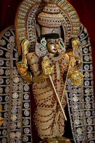 http://nithyananda.org/sites/default/files/photo-gallery/2018-11Nov-08-nithyananda-diary_bengaluru-aadheenam_uttamotama-seva_7T9A0109.JPG